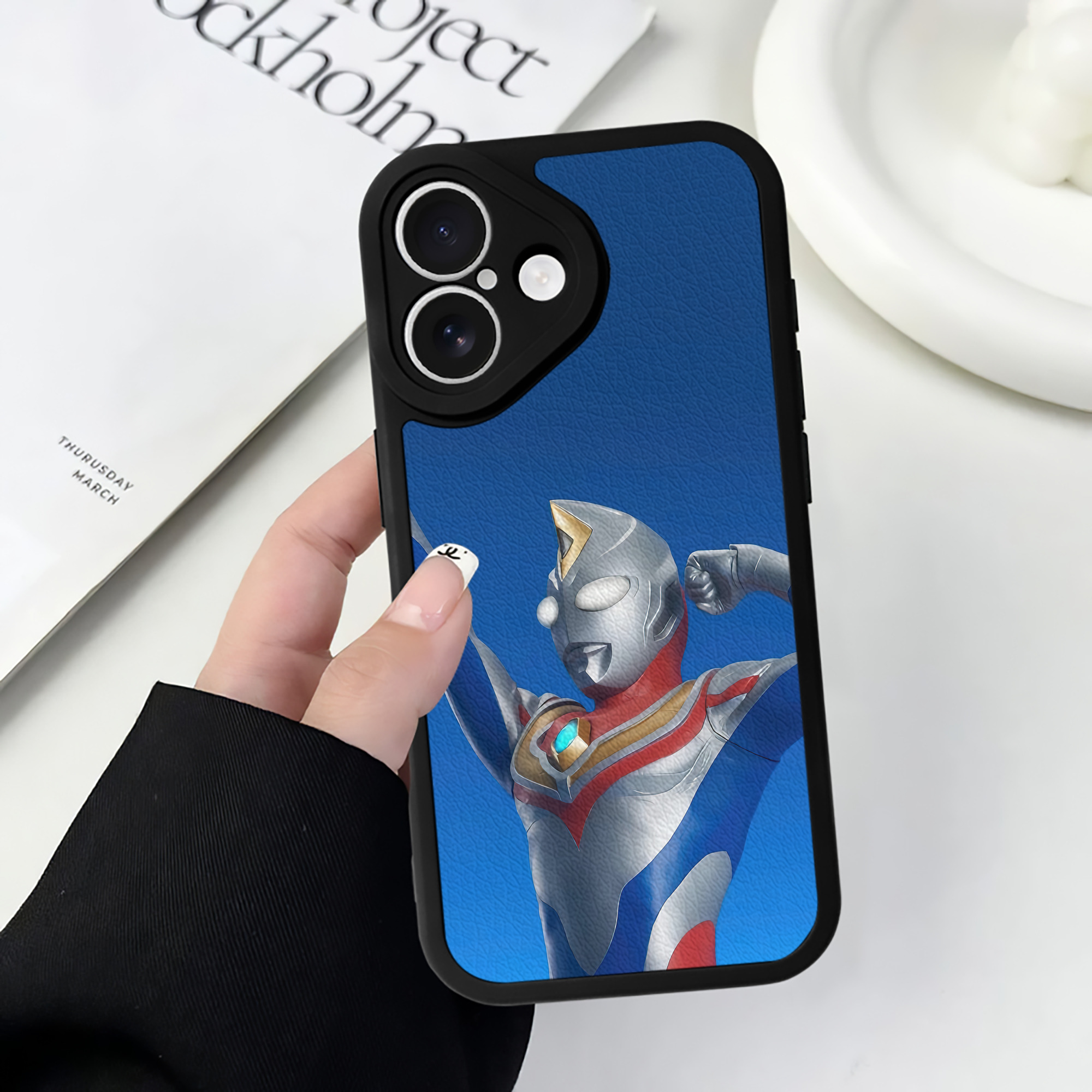 （画像用） ウルトラマン Ultraman 【iPhone 16シリーズ対応】シリコンスマホケース（レザー調） 材質：シリコン